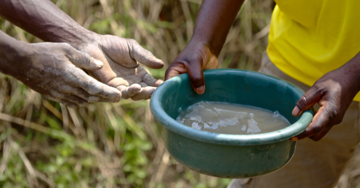アフリカの水が汚れている 衛生環境が悪い理由は 解決するための支援活動は