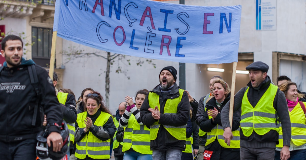 フランスの黄色いベスト運動とは？2018年、燃料価格高騰等に対するデモが発出