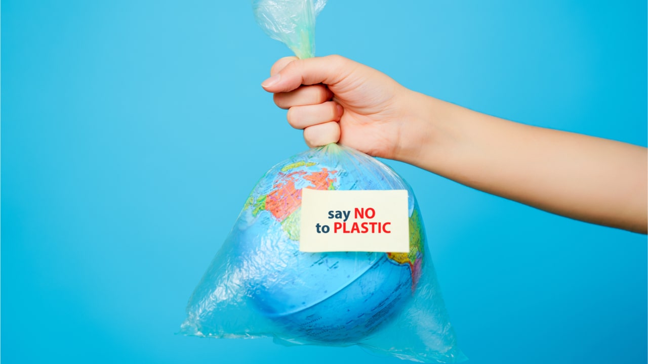 レジ袋などのプラスチックごみが原因で引き起こされる環境問題とは