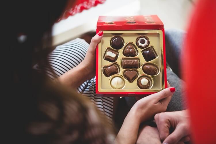 チョコレートを買う女性